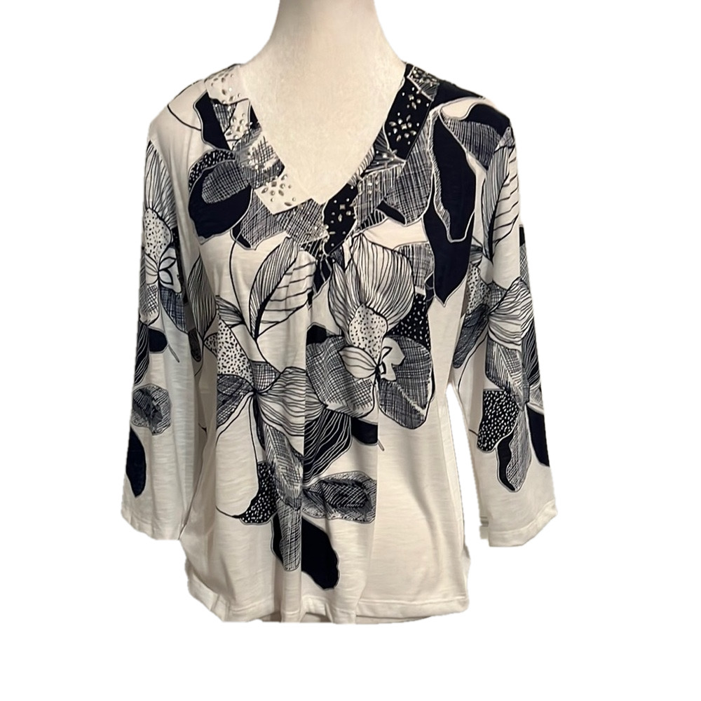 Alfred Dunner Black and White M/P Floral Design V-Neck 3/4 Sleeve Top